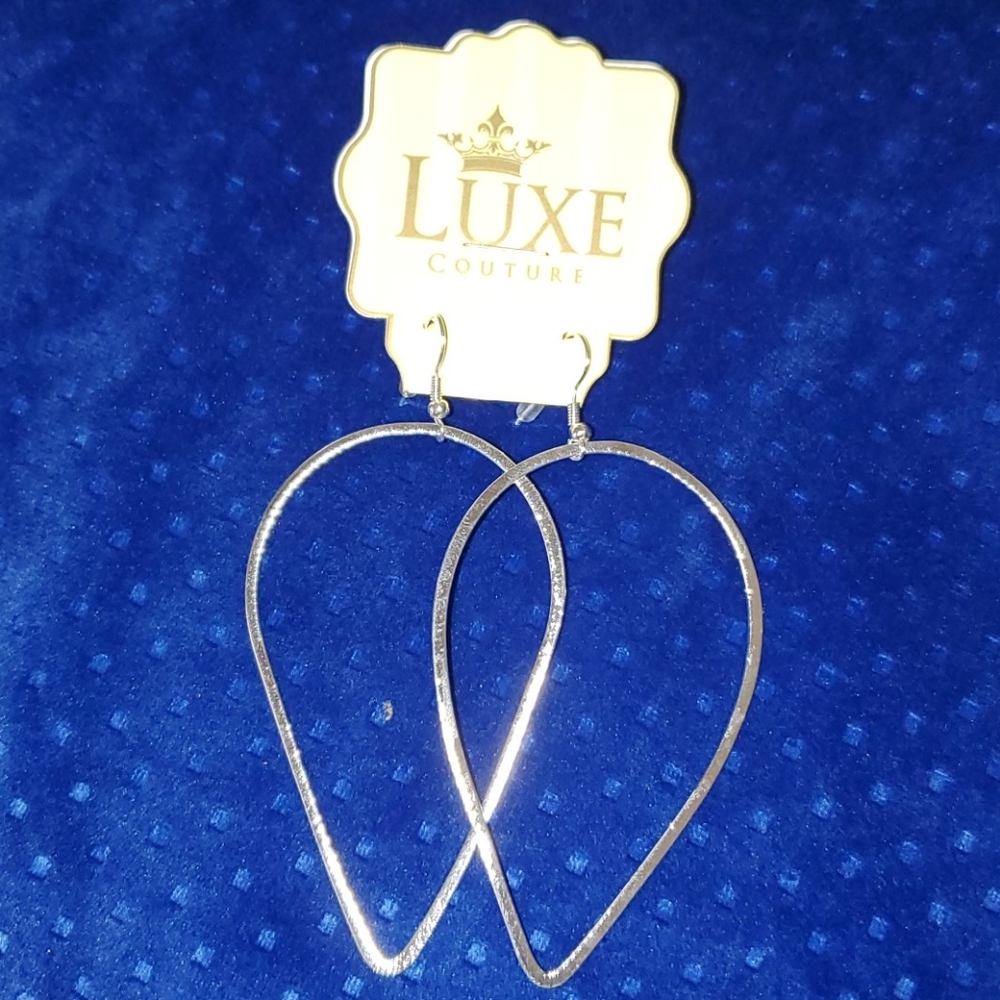 NWT Silver tear drop earrings
